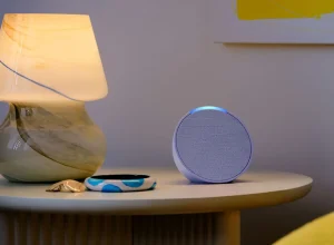 Echo Pop da Amazon sobre uma mesa ao lado de um abajur