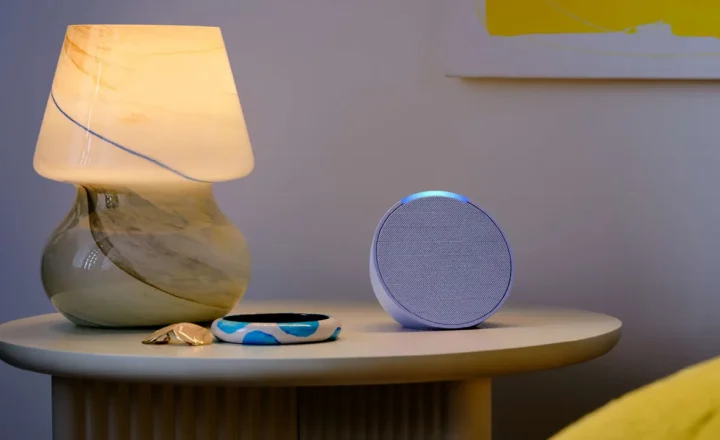 Echo Pop da Amazon sobre uma mesa ao lado de um abajur