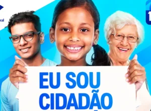 Campanha da Receita Federal mostra uma pessoa idosa ao lado de outras pessoas com a mensagem Eu sou cidadão solidário