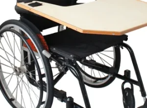 Mesa de madeira Longevitech instalada em uma cadeira de rodas