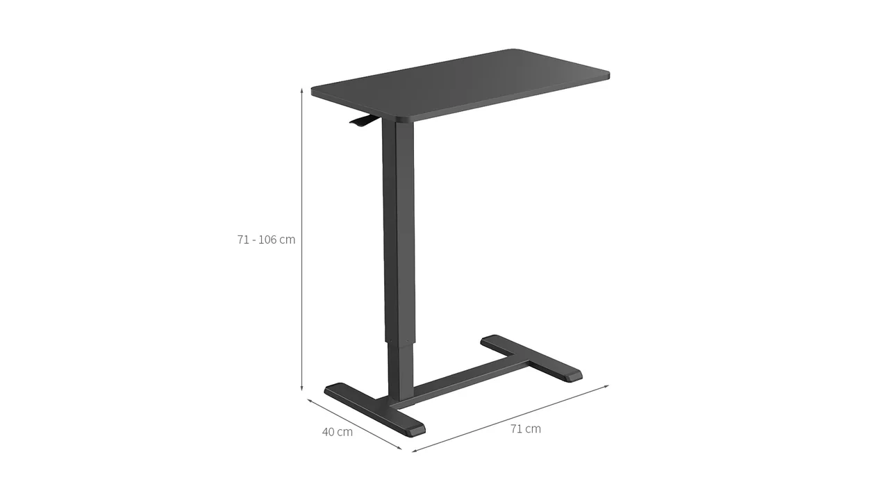 Mesa lateral regulável ao lado de um sofá, com indicação de medidas