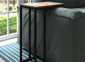 Mesa lateral preta ao lado de um sofá, com tampo de madeira