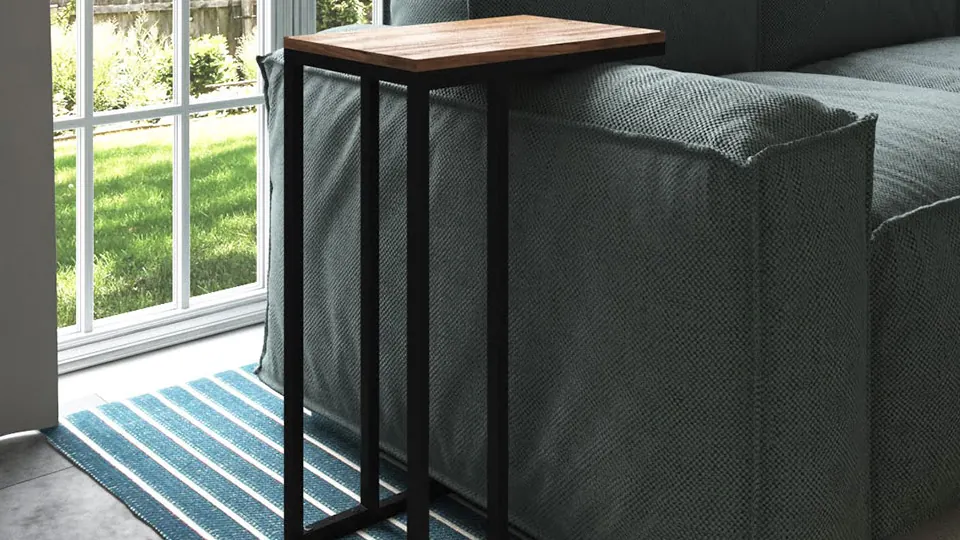 Mesa lateral preta ao lado de um sofá, com tampo de madeira
