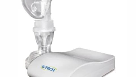 Nebulizador G-Tech Compact DC1 com máscara adulta sobre fundo branco