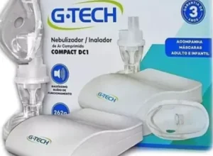 Nebulizador G-Tech Compact DC1 com embalagem e acessórios sobre fundo branco
