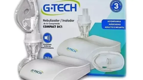 Nebulizador G-Tech Compact DC1 com embalagem e acessórios sobre fundo branco