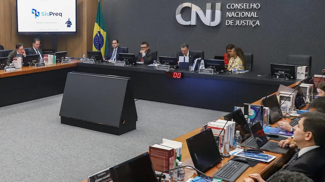 Sessão do Conselho Nacional de Justiça com a identificação do SisPreq ao fundo