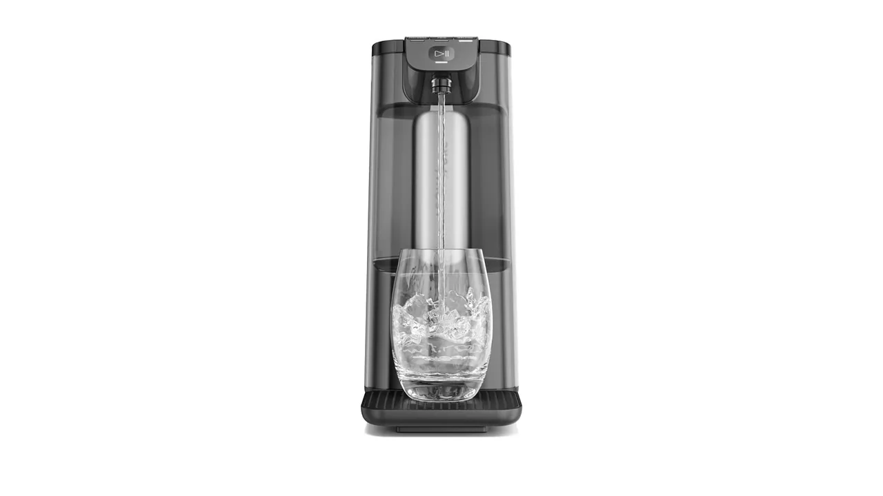 Purificador de água Electrolux PE12G servindo água em um copo