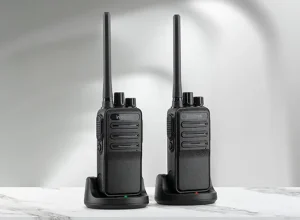 Dois rádios comunicadores Intelbras RC 3002 G2 apoiados nas bases carregadoras