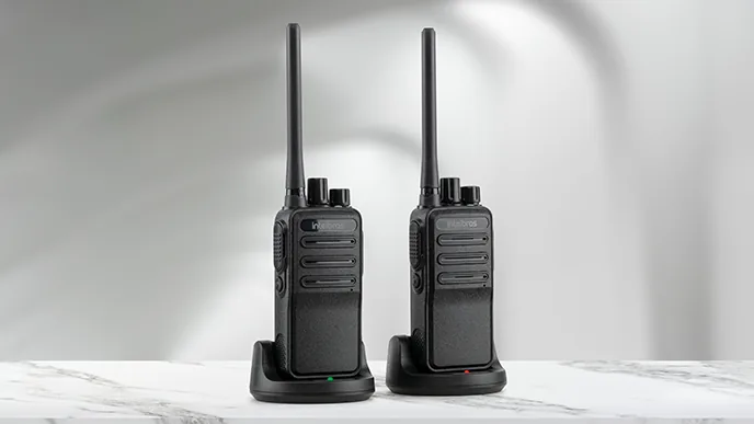 Dois rádios comunicadores Intelbras RC 3002 G2 apoiados nas bases carregadoras