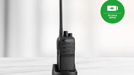 Rádio comunicador Intelbras RC 3002 G2 em sua base carregadora