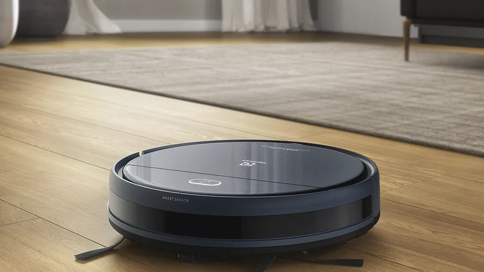 Robô aspirador Electrolux preto limpando o piso de uma sala