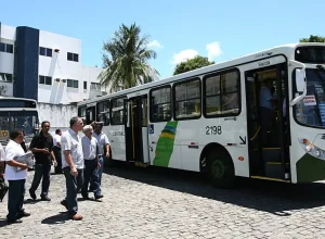 Ônibus acessível em Salvador durante verificação de acessibilidade no transporte coletivo