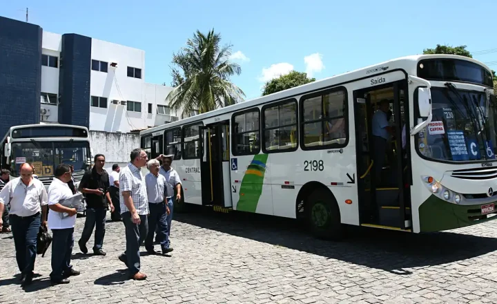 Ônibus acessível em Salvador durante verificação de acessibilidade no transporte coletivo